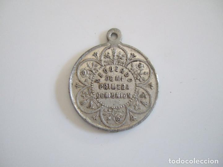Antig&uuml;edades: MEDALLA - RECUERDO DE MI PRIMERA COMUNION - 2 CM - Foto 2