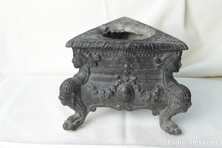 Antig&uuml;edades: pie o base triangular en plomo - Foto 1