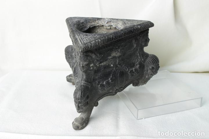 Antig&uuml;edades: pie o base triangular en plomo - Foto 2