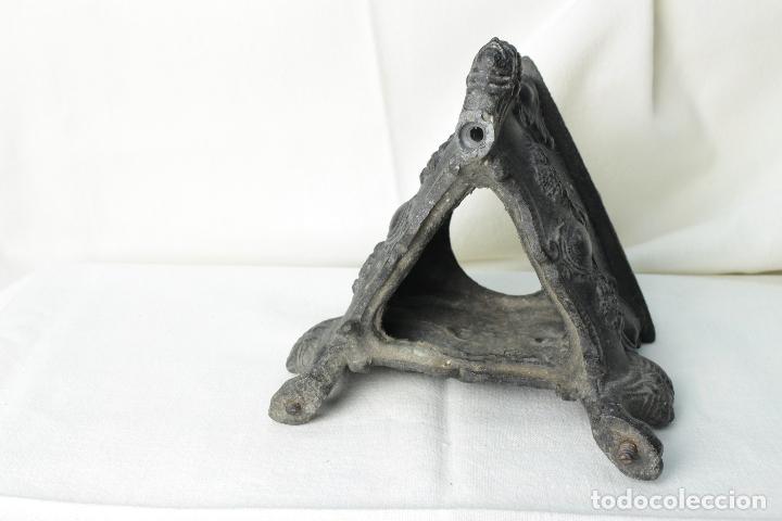 Antig&uuml;edades: pie o base triangular en plomo - Foto 3