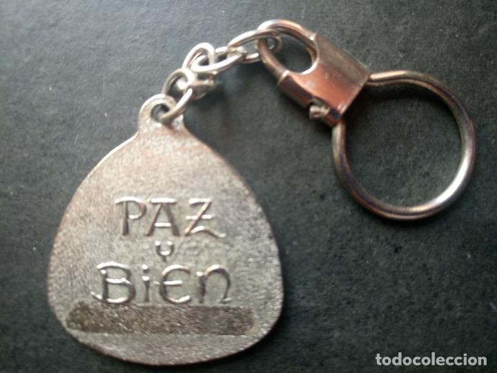 Antig&uuml;edades: llavero religioso paz y bien - Foto 2