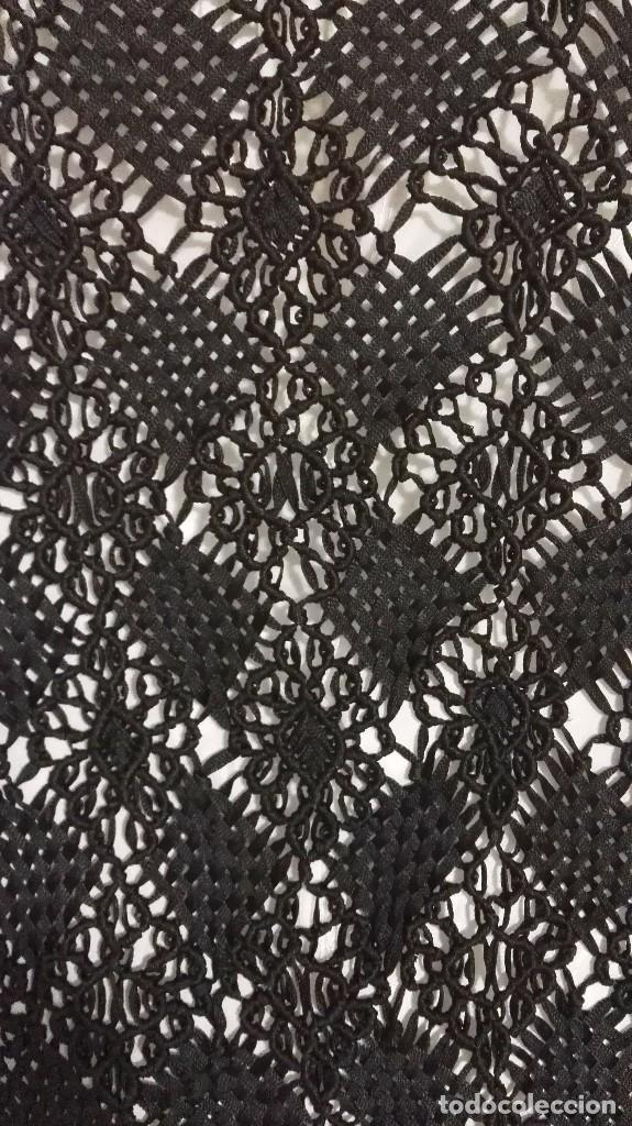 Antig&uuml;edades: Enorme Manton negro de cintas anudadas - Foto 5