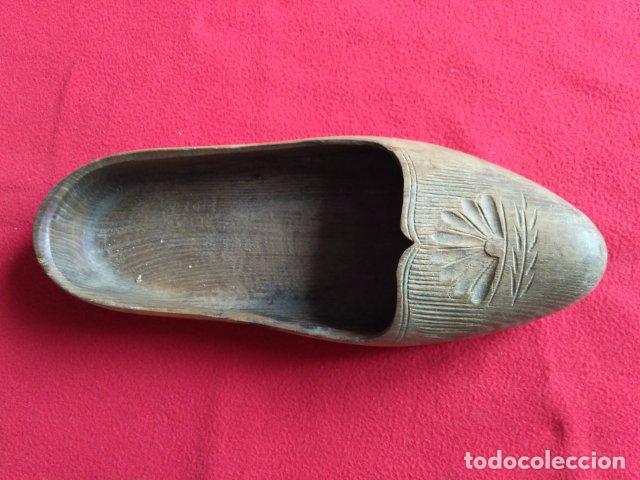 Antig&uuml;edades: ANTIGUO ZUECO DE MADERA TALLADO - Foto 1