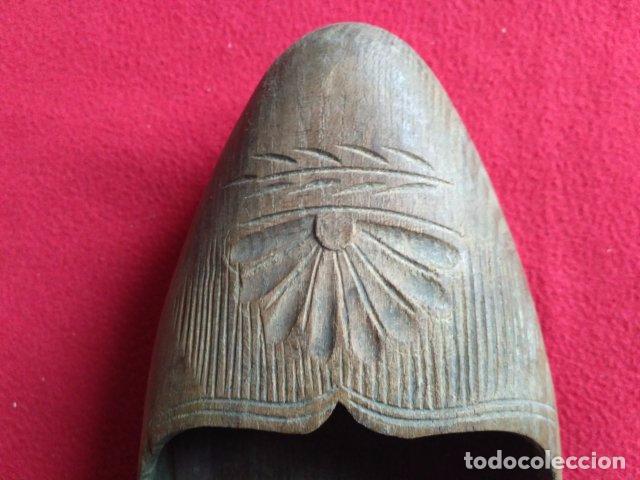 Antig&uuml;edades: ANTIGUO ZUECO DE MADERA TALLADO - Foto 2