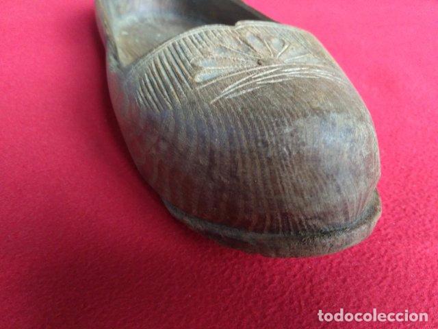 Antig&uuml;edades: ANTIGUO ZUECO DE MADERA TALLADO - Foto 3