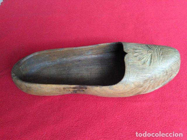 Antig&uuml;edades: ANTIGUO ZUECO DE MADERA TALLADO - Foto 4