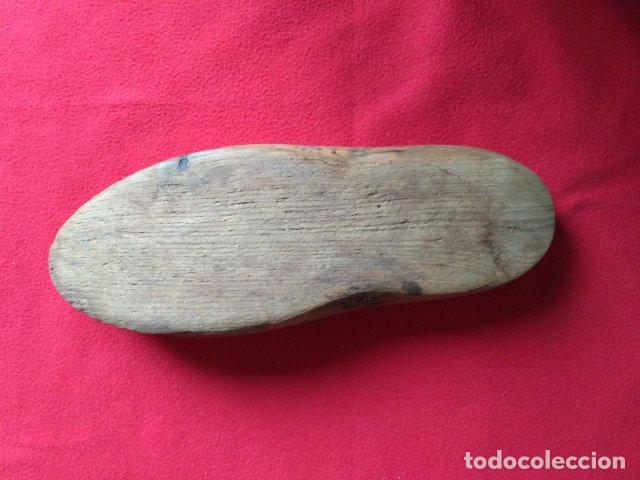 Antig&uuml;edades: ANTIGUO ZUECO DE MADERA TALLADO - Foto 5