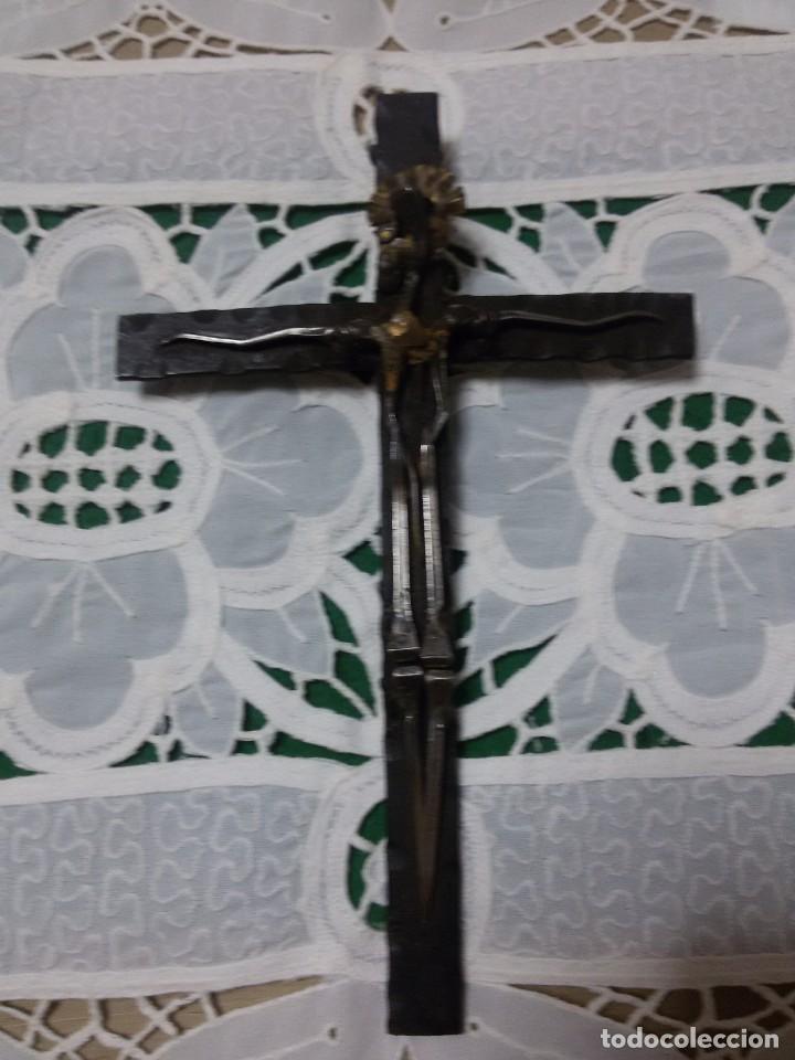 Antig&uuml;edades: ORIGINAL CRUCIFIJO DE FORJA Y CLAVOS - Foto 1