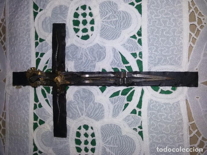 Antig&uuml;edades: ORIGINAL CRUCIFIJO DE FORJA Y CLAVOS - Foto 2