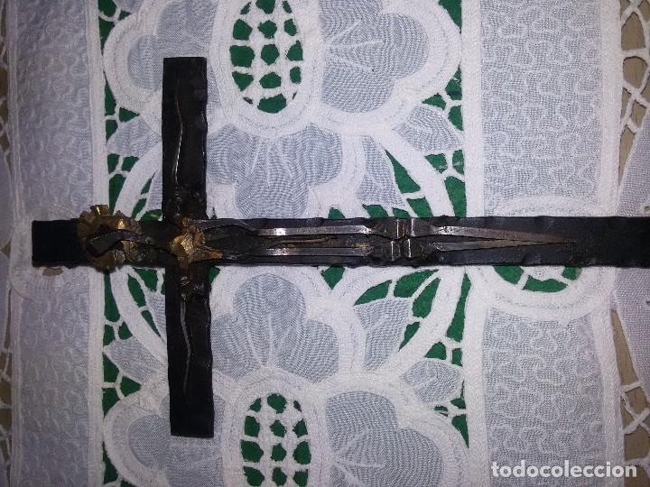 Antig&uuml;edades: ORIGINAL CRUCIFIJO DE FORJA Y CLAVOS - Foto 3