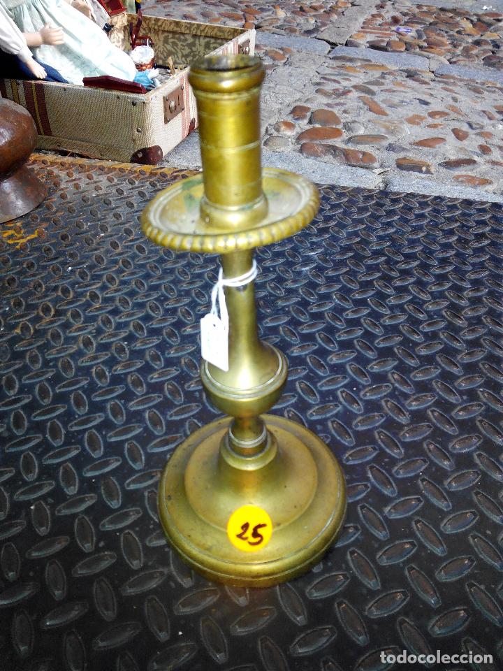 Antig&uuml;edades: CANDELABRO DE LATON - Foto 2