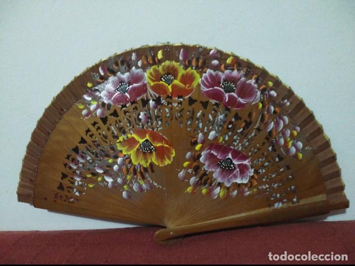 Antig&uuml;edades: abanico en madera calada pintado a mano - Foto 1