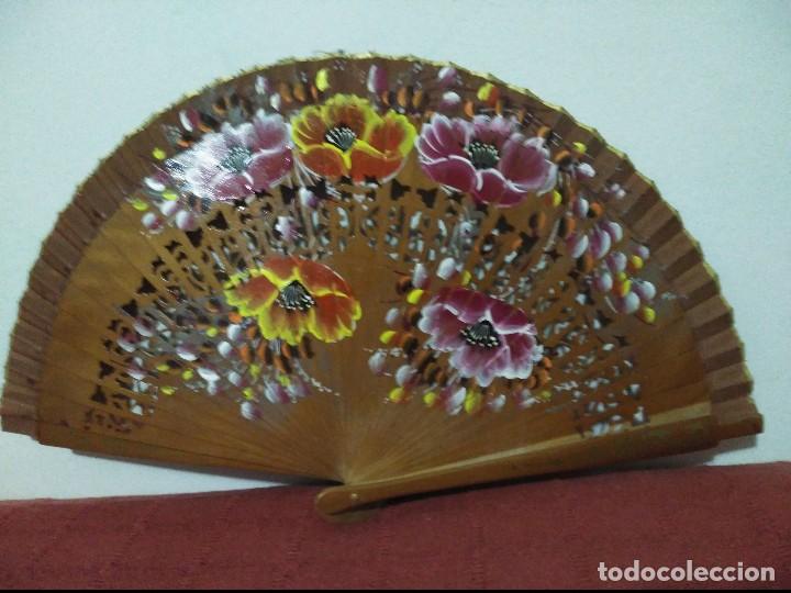 Antig&uuml;edades: abanico en madera calada pintado a mano - Foto 2