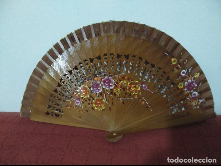 Antig&uuml;edades: abanico en madera calada pintado a mano - Foto 3