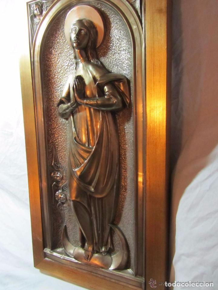 Antig&uuml;edades: Cuadro repujado con ba&ntilde;o de plata de la Inmaculada Concepcion con marco - Foto 1
