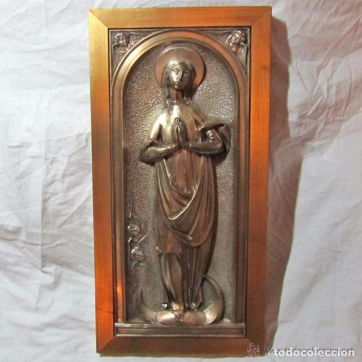 Antig&uuml;edades: Cuadro repujado con ba&ntilde;o de plata de la Inmaculada Concepcion con marco - Foto 2