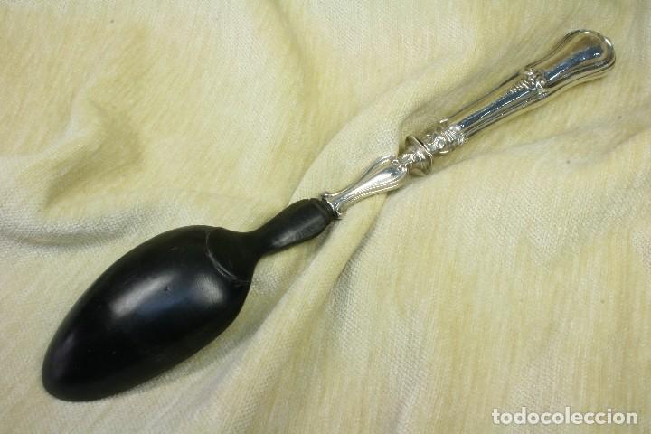 Antig&uuml;edades: Cuchar&oacute;n de servir. Plata y madera. S.XIX - Foto 2
