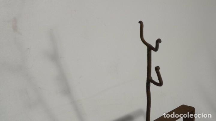Antig&uuml;edades: Antiguas trebades con mango y pata - Foto 2