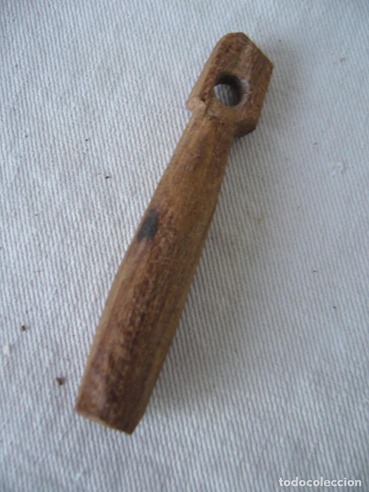 Antig&uuml;edades: BADAJO DE MADERA PARA CENCERRO - ESQUILA - Foto 2
