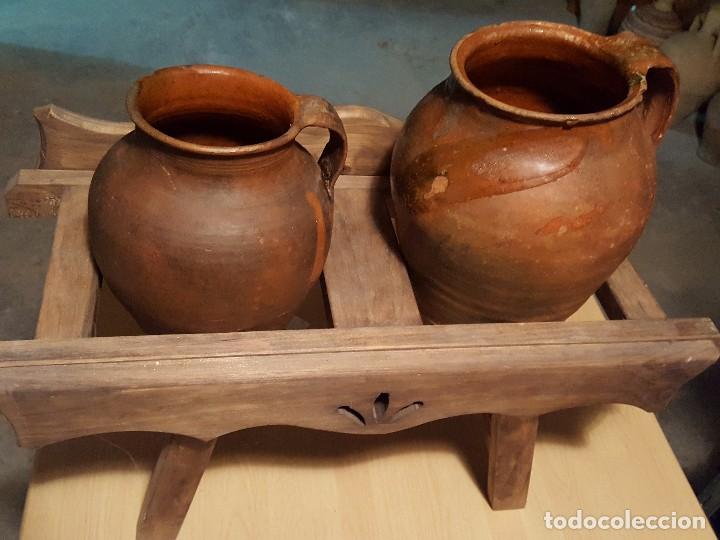 Antig&uuml;edades: Pucheros antiguos y cantarero. - Foto 1