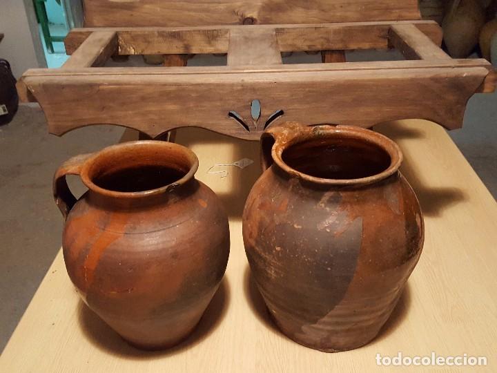 Antig&uuml;edades: Pucheros antiguos y cantarero. - Foto 2