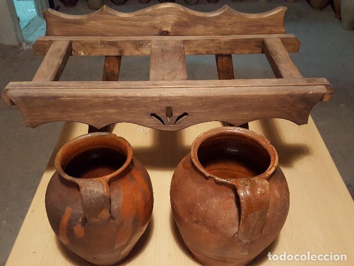 Antig&uuml;edades: Pucheros antiguos y cantarero. - Foto 3