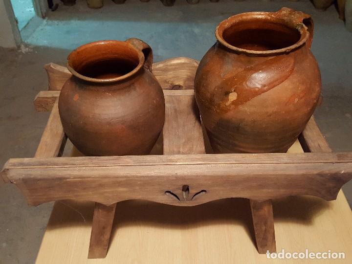 Antig&uuml;edades: Pucheros antiguos y cantarero. - Foto 4