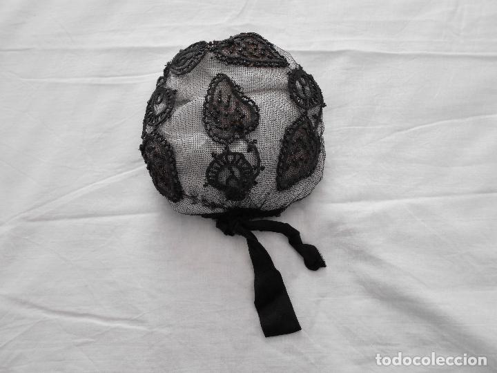 Antig&uuml;edades: GORRO O FUNDA DE MO&Ntilde;O O ROHETE EN TULL CON APLIQUE - Foto 1