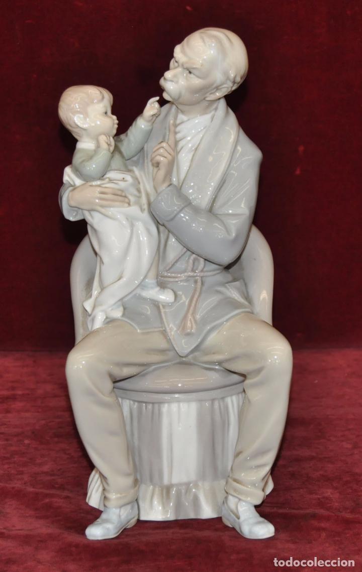 Antig&uuml;edades: FIGURA DE LLADRO -ABUELO CON NI&Ntilde;O- EN PERFECTO ESTADO. 30 CM. ALTURA