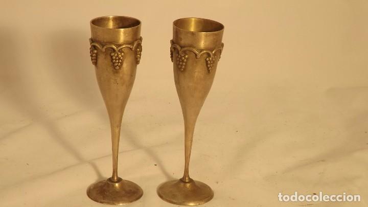 Antig&uuml;edades: Dos copas de metal plateado con racimos de uvas - Foto 1