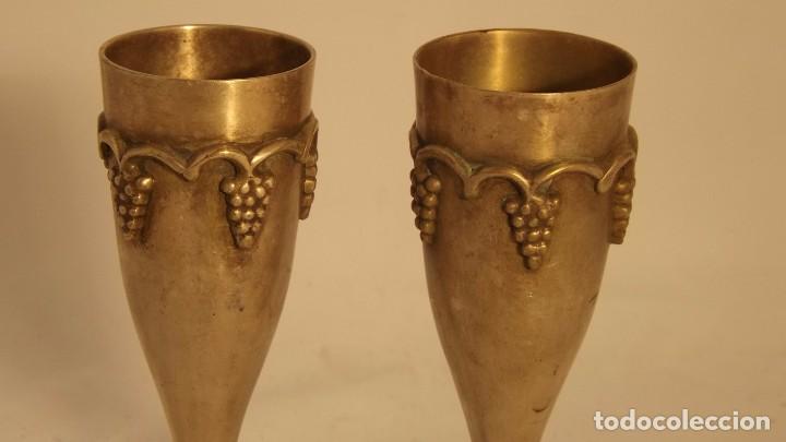 Antig&uuml;edades: Dos copas de metal plateado con racimos de uvas - Foto 2