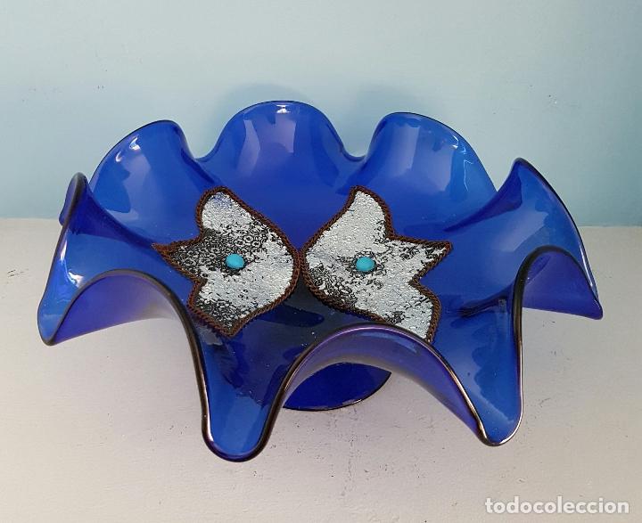 Antigüedades: Centro de mesa modernista en cristal soplado azul cobalto con apliques en metal plateado repujado . - Foto 2 - 67332941