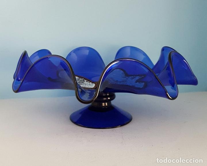 Antigüedades: Centro de mesa modernista en cristal soplado azul cobalto con apliques en metal plateado repujado . - Foto 3 - 67332941