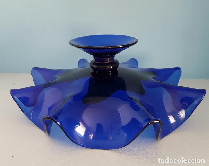 Antigüedades: Centro de mesa modernista en cristal soplado azul cobalto con apliques en metal plateado repujado . - Foto 5 - 67332941