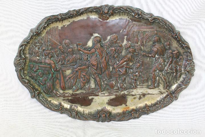 Antig&uuml;edades: bandeja antigua plateada en cobre con relieves - Foto 1