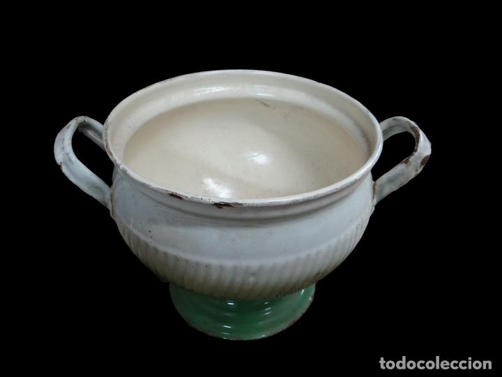 Antig&uuml;edades: Antigua sopera de metal esmaltada en verde. - Foto 1