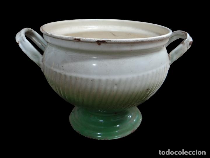 Antig&uuml;edades: Antigua sopera de metal esmaltada en verde. - Foto 2