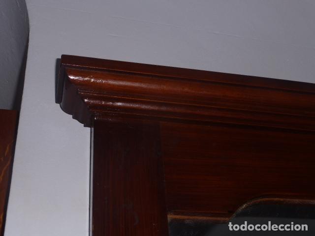 Antig&uuml;edades: ESPEJO DE MADERA CON REPISA EN LA PARTE INFERIOR - Foto 2