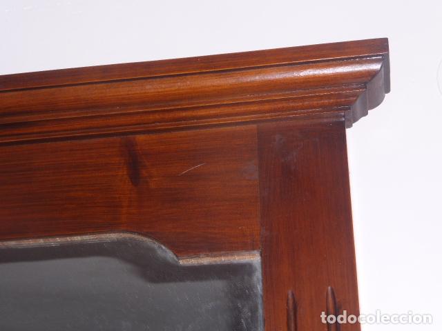 Antig&uuml;edades: ESPEJO DE MADERA CON REPISA EN LA PARTE INFERIOR - Foto 4