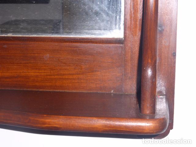 Antig&uuml;edades: ESPEJO DE MADERA CON REPISA EN LA PARTE INFERIOR - Foto 5