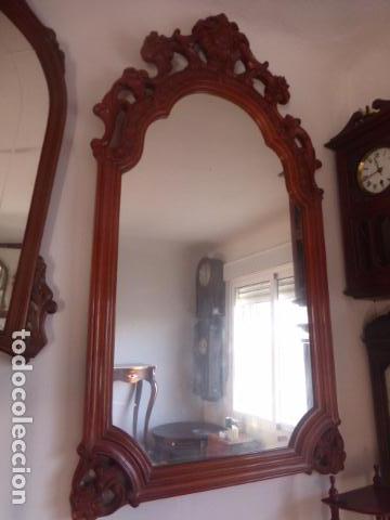 Antig&uuml;edades: ANTIGUO ESPEJO DE MADERA TALLADA - Foto 1