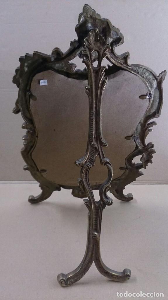 Antig&uuml;edades: Espejo de sobremesa con marco de bronce y espejo biselado - Foto 2