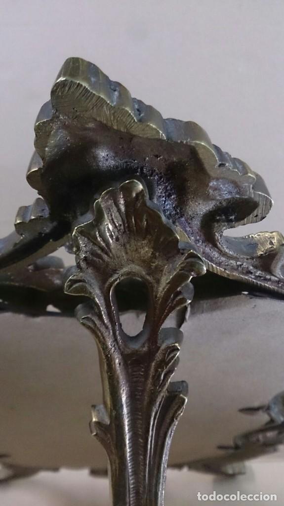 Antig&uuml;edades: Espejo de sobremesa con marco de bronce y espejo biselado - Foto 4
