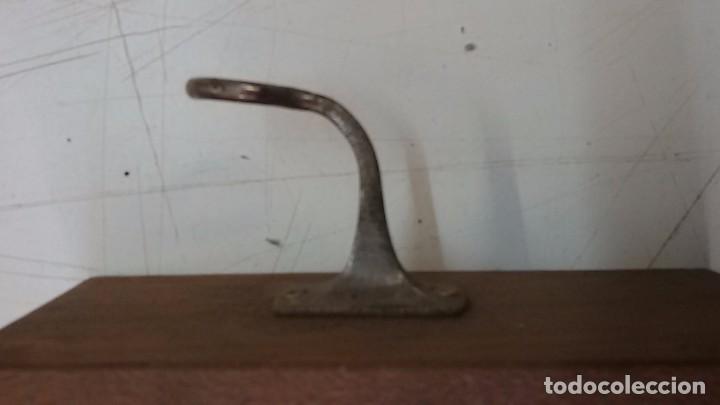 Antig&uuml;edades: Colgador de pared para ropa - Foto 3
