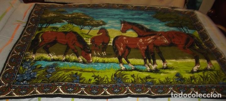 Antig&uuml;edades: tapiz con conjunto de caballos 128 cms x  86 cms - Foto 1