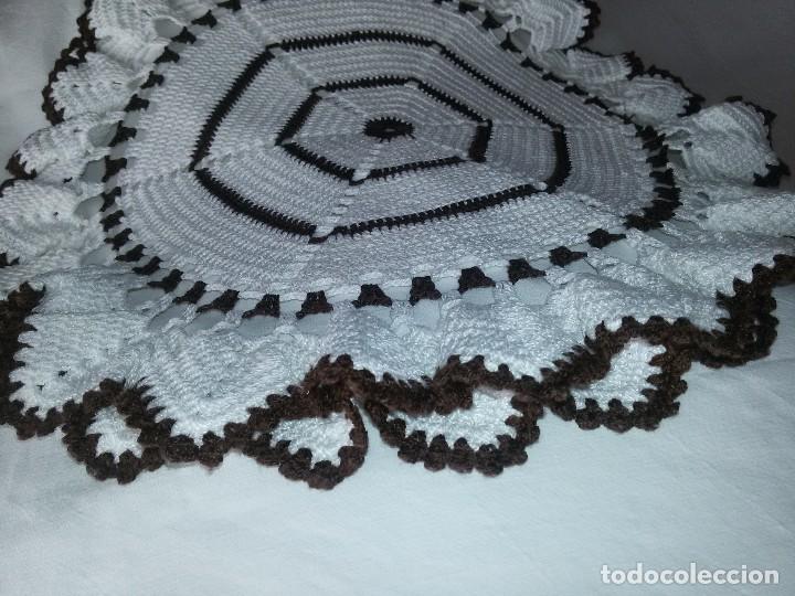 Antig&uuml;edades: TAPETE O CENTRO DE MESA-BLANCO y MARR&Oacute;N-40 CM - Foto 2