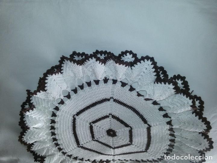 Antig&uuml;edades: TAPETE O CENTRO DE MESA-BLANCO y MARR&Oacute;N-40 CM - Foto 3
