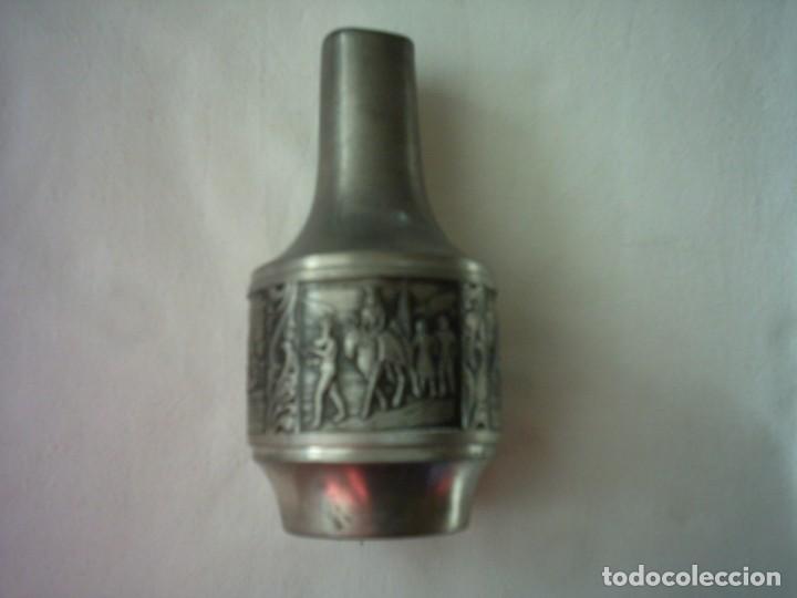 Antig&uuml;edades: BOTELLA DE PELTRE CON DECORACI&Oacute;N EN RELIEVE. 15,5 Cm.