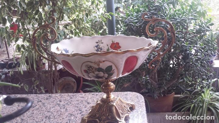 Antig&uuml;edades: antiguo centro de mesa de porcelana y bronce - Foto 1