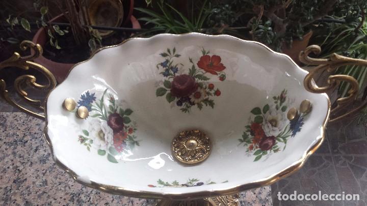 Antig&uuml;edades: antiguo centro de mesa de porcelana y bronce - Foto 2